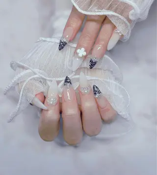 ネイル ちゅるんネイル🪄 耳ツボジュエリー🔗のネイルデザイン