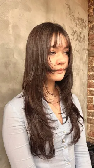ロング ワクダ アイリのヘアスタイル