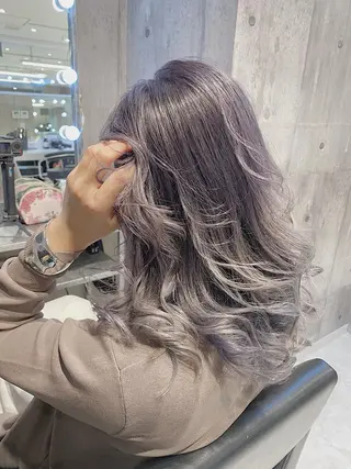 セミロング カラー メンズ JuNブリーチに 縮毛矯正するプロのヘアスタイル