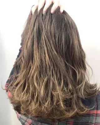 ミディアム カラー 岡田 拓也のヘアスタイル