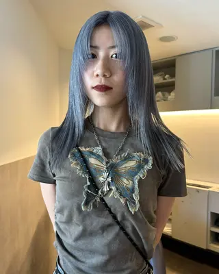 ミディアム カラー RAIMA ハイトーン/ベージュのヘアスタイル