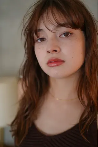 セミロング THE DAY所属・AKI HASHIMOTOのヘアスタイル