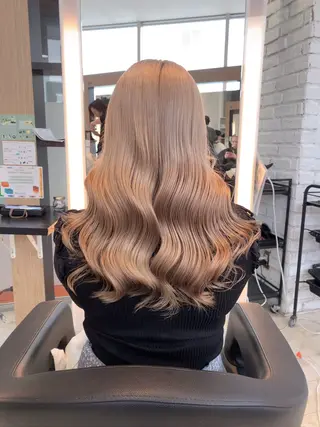 ロング カラー ブリーチ/髪質改善/ ハイトーン/暖色のヘアスタイル