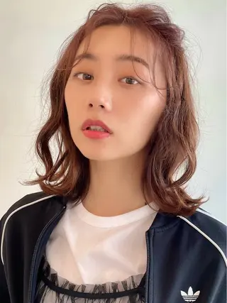 ミディアム 米澤 由衣のヘアスタイル