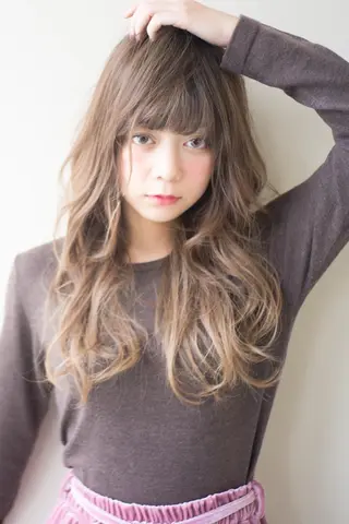 セミロング Soleriaソレリア所属・おしゃれ染めで白髪 ぼかし/山口玲緒奈のヘアスタイル