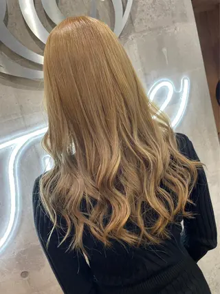 セミロング 推し活に可愛く艶モテ カラー/巻きキョウコのヘアスタイル