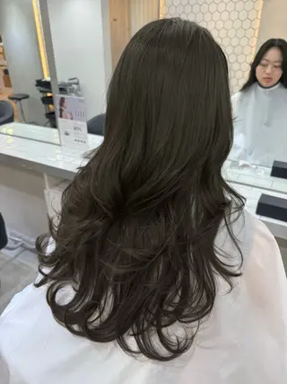 ロング カラー レイヤー オリーブ/ ベージュ/添田晃基のヘアスタイル