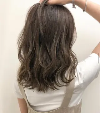 カラー Kvell&Co.所属・ハイトーン カラーのヘアスタイル