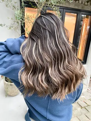 ロング 白いハイライト🤍 タナカリョウスケのヘアスタイル