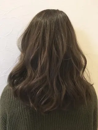 ミディアム セミロング カラー IVY joure Suzu.のヘアスタイル