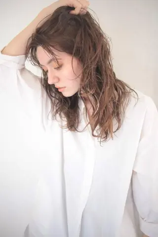 セミロング カラー パーマ 小田川 竜也のヘアスタイル