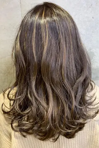 ミディアム ハイライトが 得意なニキです😊のヘアスタイル