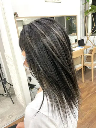 ミディアム 白いハイライト🤍 タナカリョウスケのヘアスタイル