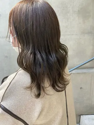 ミディアム なつめ🐶ショート ベージュカラーのヘアスタイル