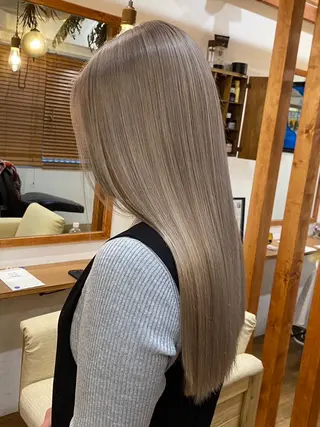 ロング カラー Ami ブリーチ/ハイトーンのヘアスタイル