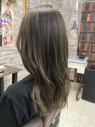 セミロング 土屋朱理/ ハイトーンカラーのヘアスタイル