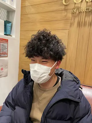 ショート パーマ メンズ 鈴村 大介のヘアスタイル