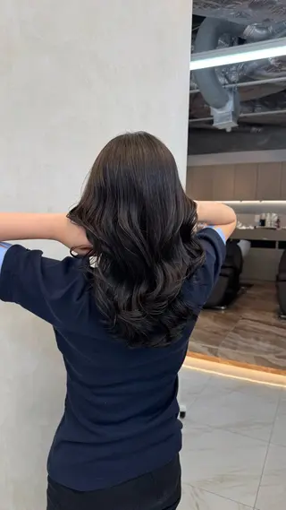 セミロング パーマ ARMONY OMOTESANDO所属・本田秀幸 コテ巻き風パーマのヘアスタイル