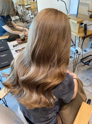 ロング カラー 肌に馴染むハイトーン /ミルクティーカラーのヘアスタイル