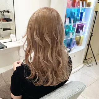 セミロング カラー 濱田輝レイヤー 韓国風 ハイトーンのヘアスタイル