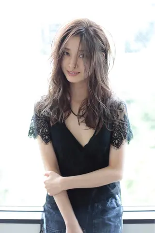 セミロング カラー ハイトーン/レイヤー /ケアブリーチ石川治のヘアスタイル