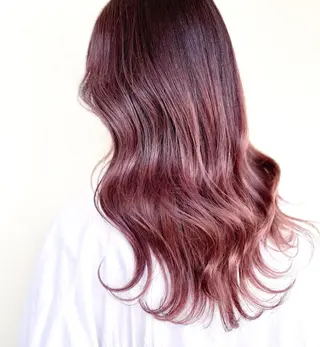 ロング 🌈8月末までシャ イン輝きハイトーン✨のヘアスタイル