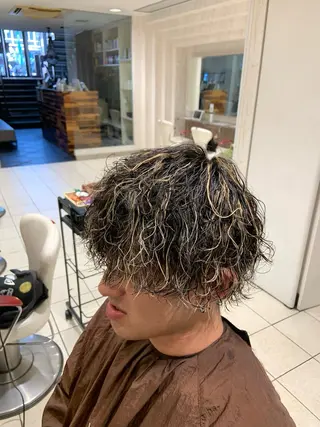 ミディアム カラー パーマ メンズ 岡田 拓真のヘアスタイル