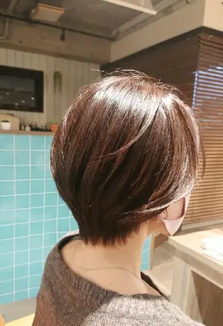 ショート カラー alushe 岡 陽子のヘアスタイル