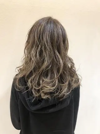 セミロング カラー 足立 小百合のヘアスタイル