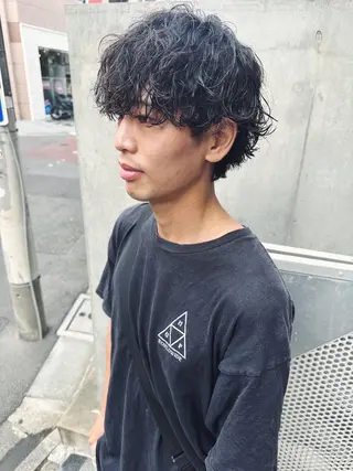 ミディアム パーマ メンズ GO TODAY シェアサロン　原宿本店所属・原宿↔︎浦和　美容師 折笠　亮のヘアスタイル
