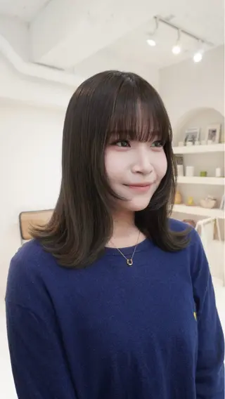 ミディアム カラー 透明感グレージュ カラー大夢🫧のヘアスタイル