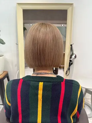 ショート レイヤー/顔まわり カット/地毛風カラーのヘアスタイル