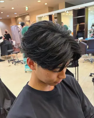 三ノ宮フェザーパーマ 蕃本 啓利のヘアスタイル