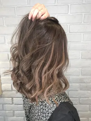 ミディアム カラー 森本 笑のヘアスタイル
