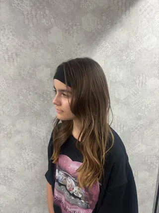 セミロング 外国人風ヘア ×18歳美容師ルイヤのヘアスタイル
