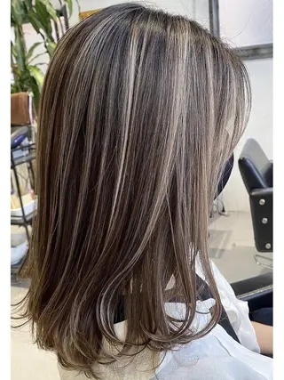 カラー 伊熊 杏花のヘアスタイル