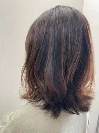 ミディアム カラー パーマ 岡本 沙帆のヘアスタイル