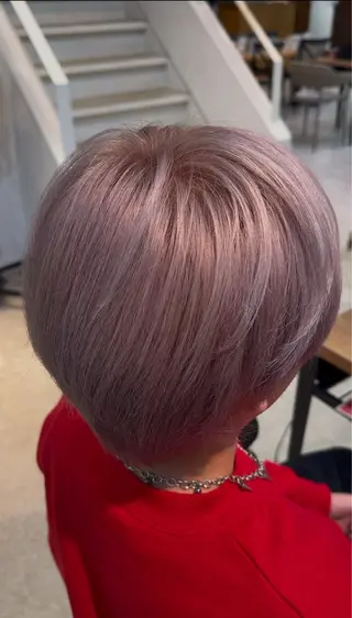 ショート VIEW　BLEACH所属・ハイトーンカラー/ 艶髪カラー/タクミのヘアスタイル