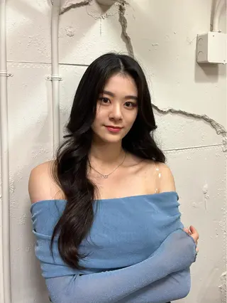 ロング 韓国ヘア レイヤーカットのヘアスタイル