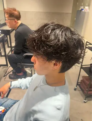 ショート カラー パーマ メンズ 【シャドウパーマ センターパート】義心のヘアスタイル