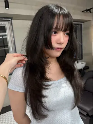 ロング レイヤーカット /センターパートのヘアスタイル