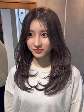 ロング 透明ベージュカラー/ たっぷりレイヤーのヘアスタイル