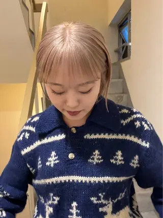 ショート カラー ｍｏｍｏ/ ハイトーン/ベージュのヘアスタイル