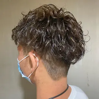 セミロング パーマ メンズ 梅田ハイトーン チダ ヒナノのヘアスタイル