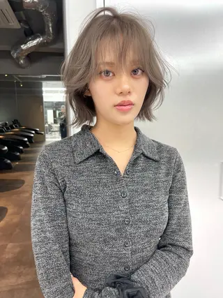 ミディアム カラー TATSU ミルクティーベージュのヘアスタイル