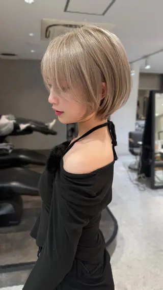ショート カラー 💛美髪ハイトーン LEON🩶のヘアスタイル