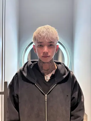 ショート カラー メンズ 菜々🫧新宿 透明感ケアブリーチのヘアスタイル