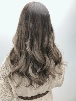 ロング カラー ヤナ マネージャーのヘアスタイル