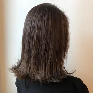 ミディアム カラー 尾籠 美幸 (オゴモリ ミユキ)のヘアスタイル