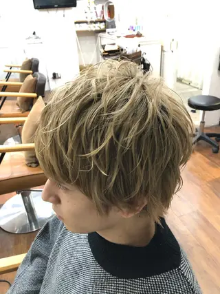 ショート 白いハイライト🤍 タナカリョウスケのヘアスタイル